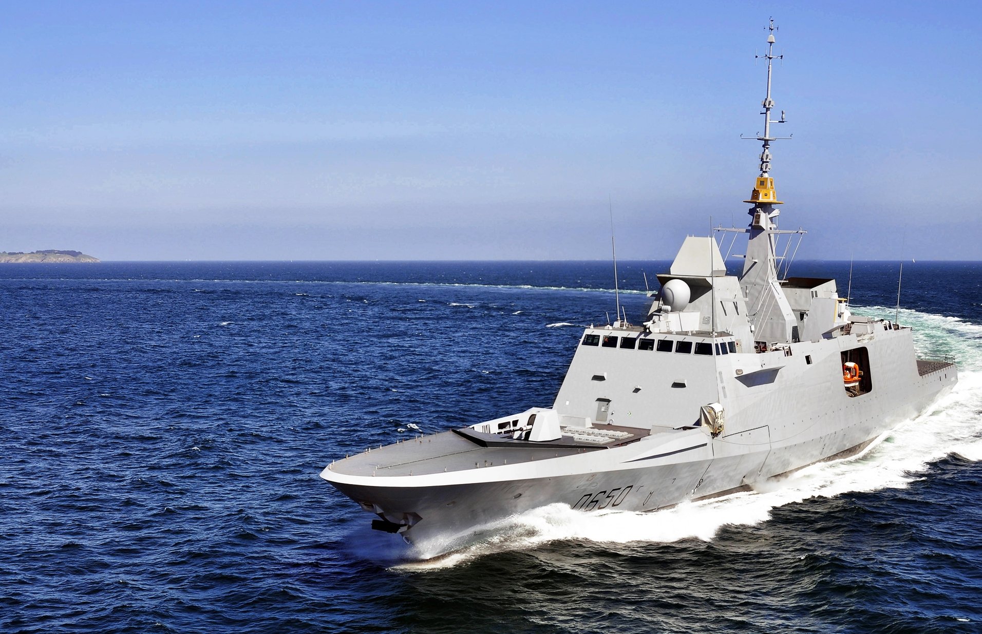 Types of Naval Sonar Systems: variable depth sonar vs towed array sonar